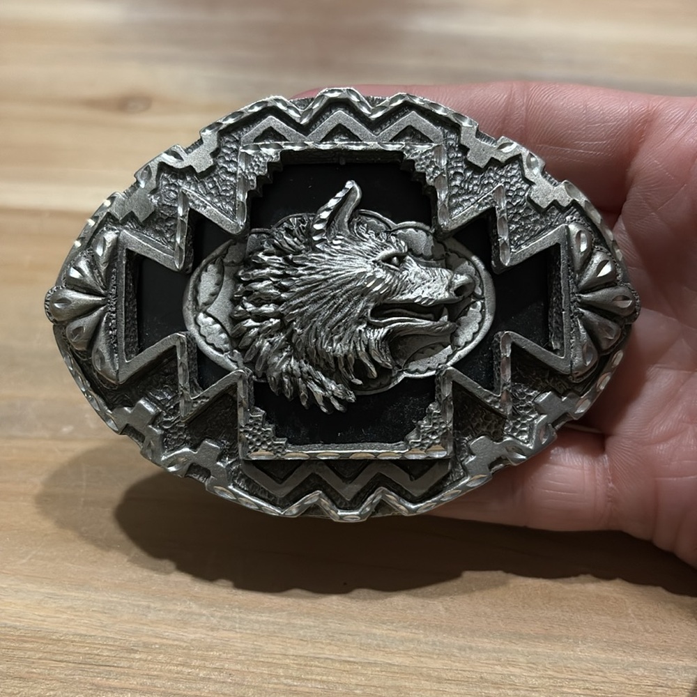 VTG Wolf buckle by Legends